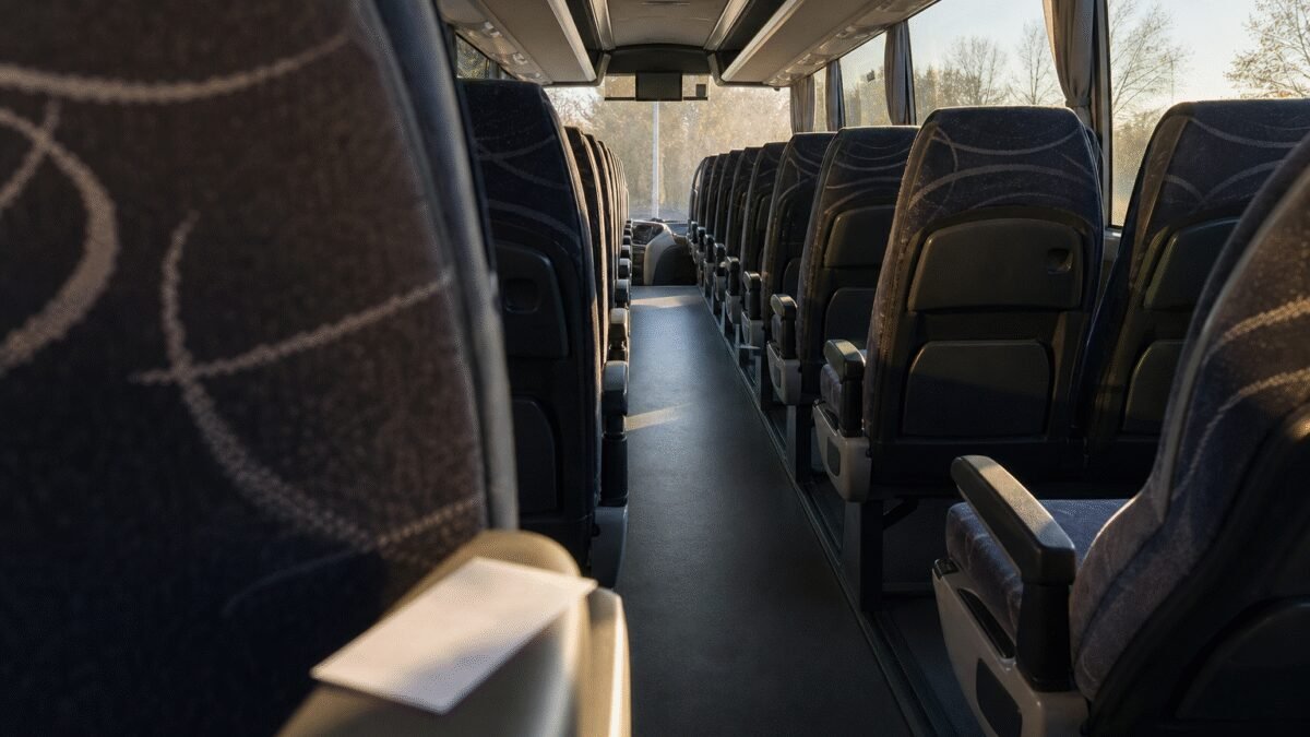 Interior de ônibus interestadual com bilhete de passagem sobre o braço da poltrona